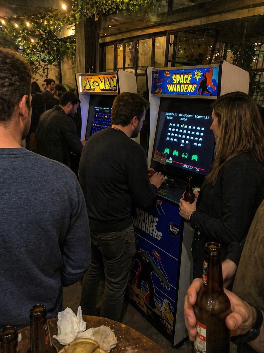 Personas jugando arcades en Noche en Juego
