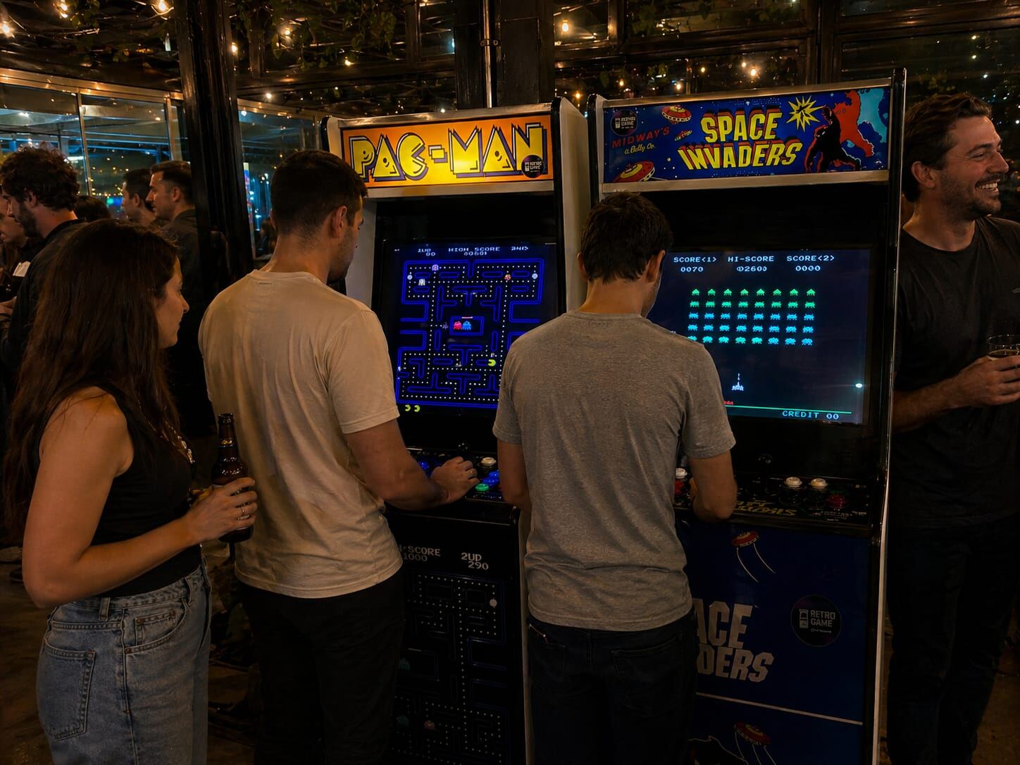 Personas jugando arcades Retrogame en un evento